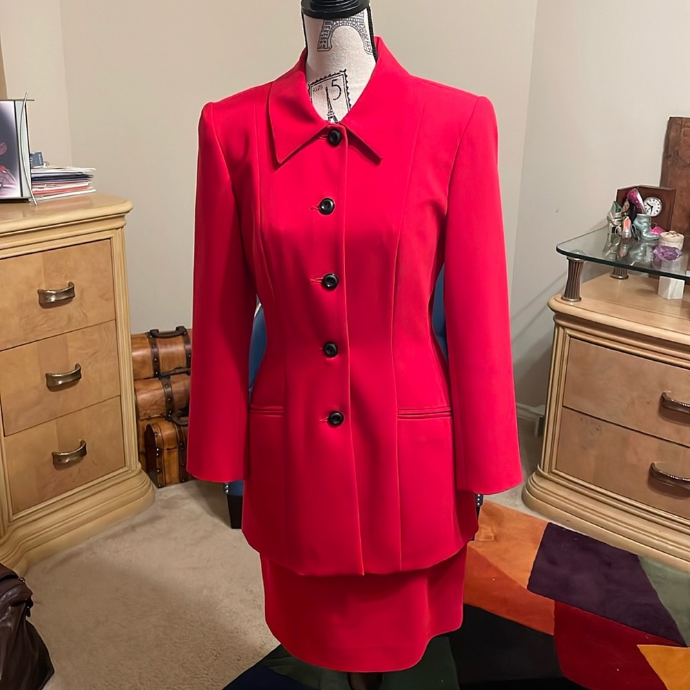 DL Deborah Laws Vintage Red 2 pc Jacket/Skirt Suit-Size 6- Detachable Fur Collar